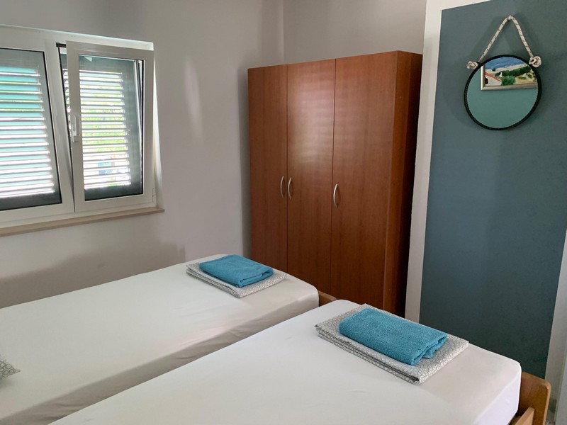 Hálószoba a hat apartman egyikében, a H4090 ház Brac szigetén