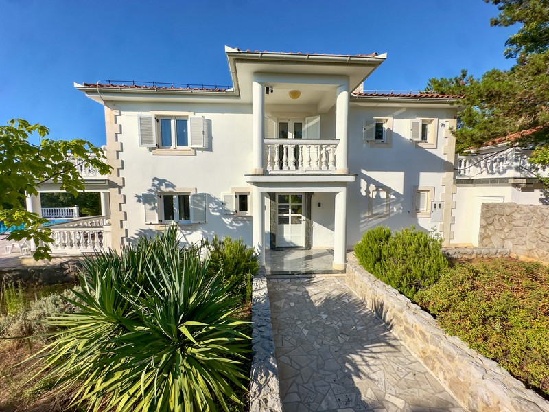 A villa bejárata mediterrán kerttel