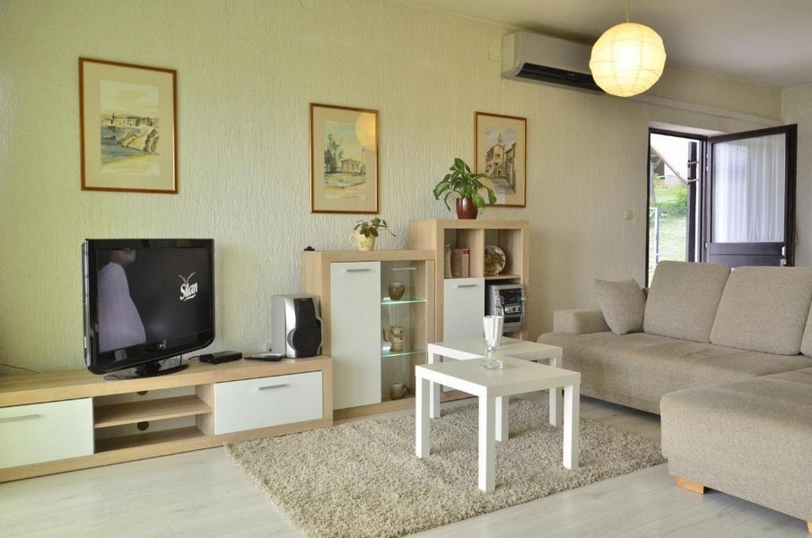 Bútorozott nappali a Crikvenicai apartmanházban