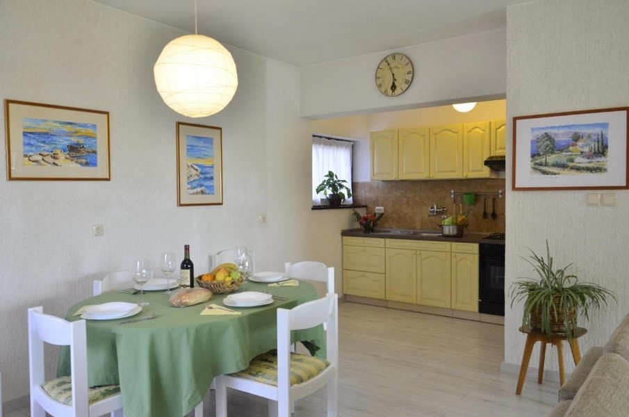 Konyha étkezőasztallal egy apartmanban Crikvenicában