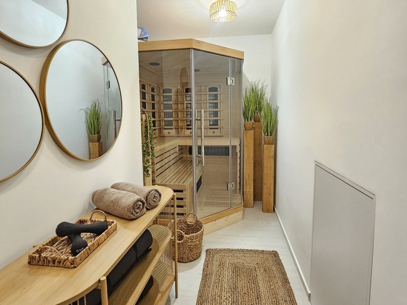 Wellness szoba szaunával a bujei villa alagsorában