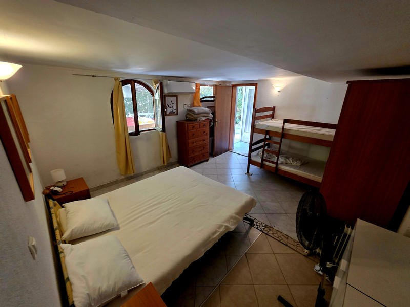 Hálószoba franciaággyal és kijárattal