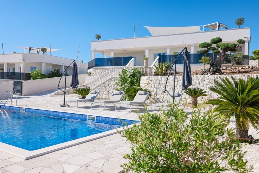 Két modern villa medencével és pálmafákkal Rogoznicában