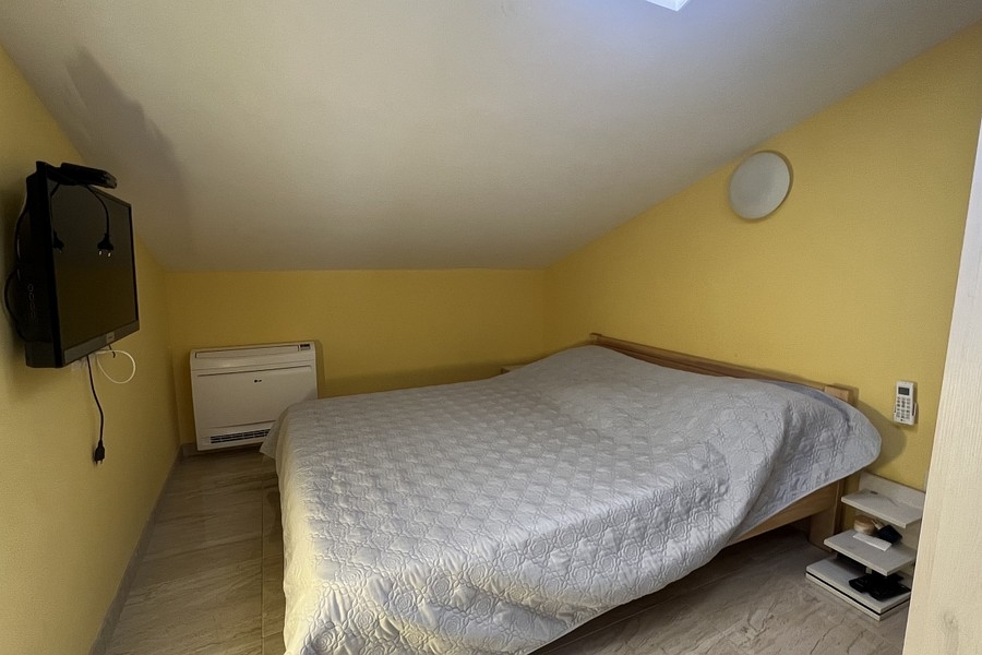 Hálószoba franciaággyal és légkondicionálóval