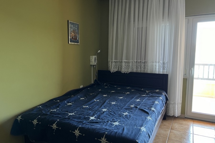 Hálószoba franciaággyal és erkélyajtóval