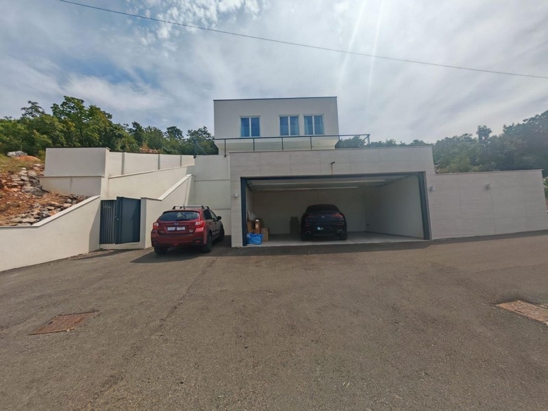A villa külső nézete nagy garázzsal