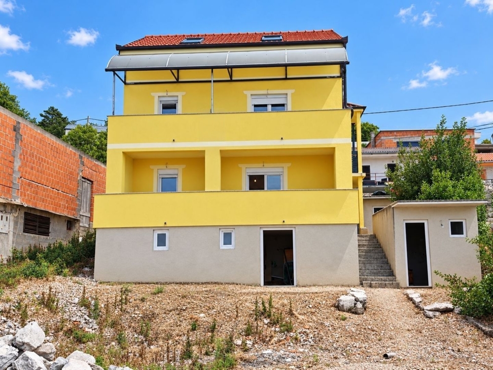 Vásároljon házat Horvátországban - Ház két apartmannal és tengerre néző kilátással Crikvenicában