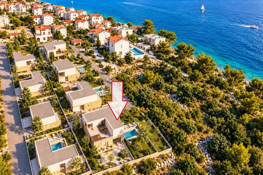 A villa elhelyezkedése Rogoznicában, közel a tengerhez