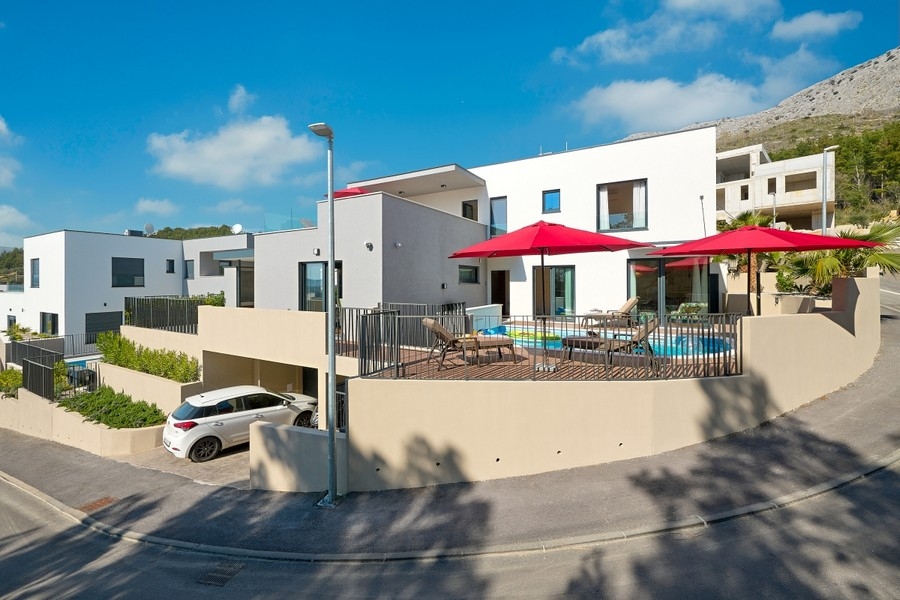 A modern villa külső nézete Podstranában