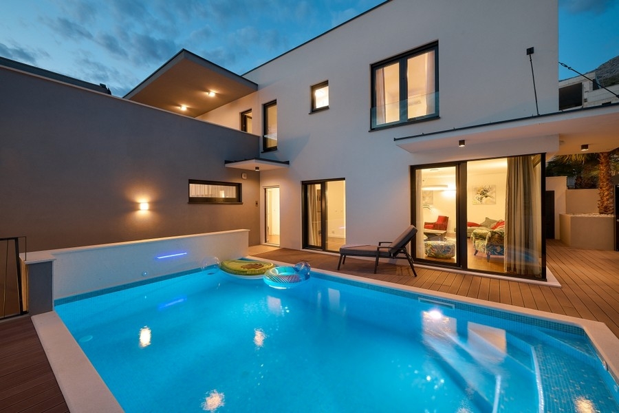 Este a villa előtt fűtött medence