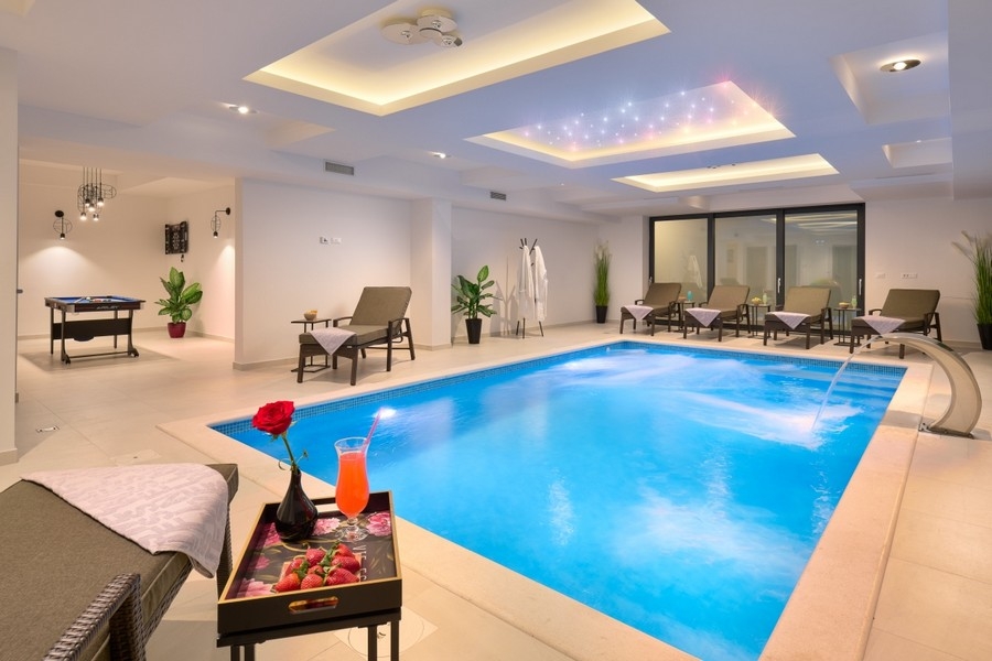 Fedett medence a villa wellness részlegében