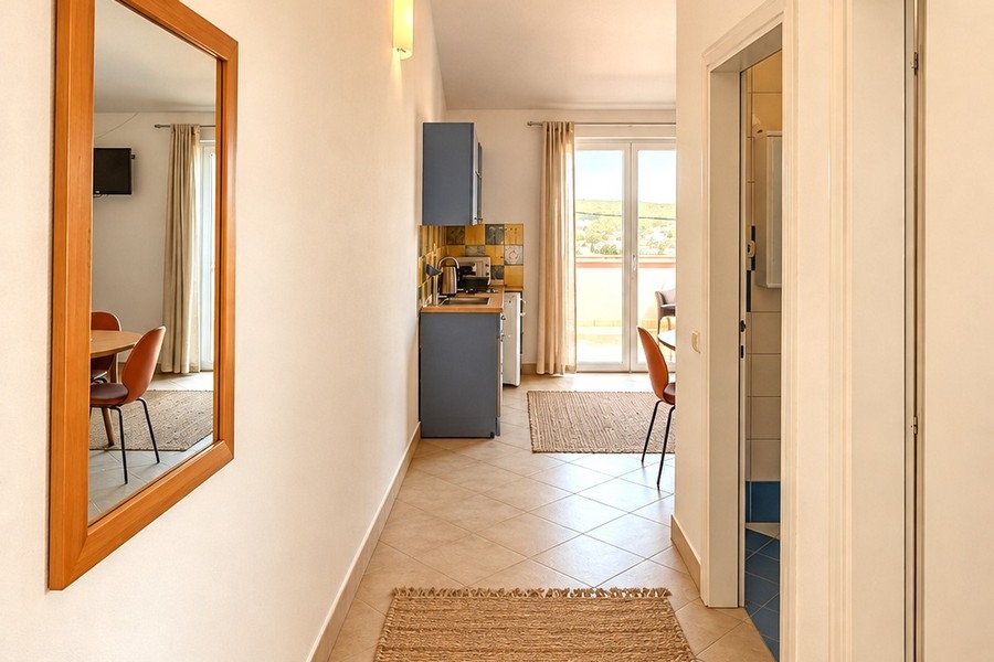 Egy apartman folyosója, kilátással a konyhasarokra
