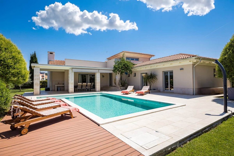 A villa hátsó része kerttel és medencével