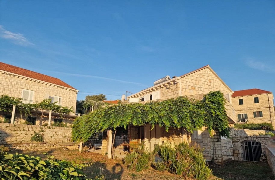 Tengerre néző kőház Lumbardában, Korcula szigetén
