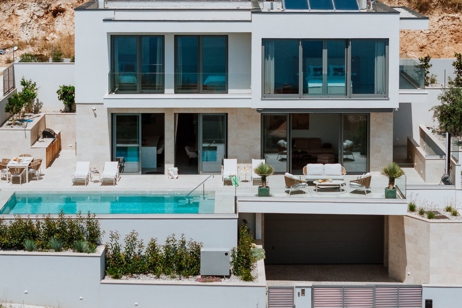 Modern villa medencére és tengerre néző kilátással Omis közelében, Dalmáciában