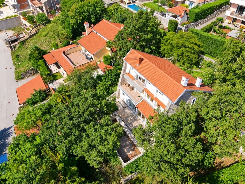 Légifelvételek a ház kerttel és a környékről