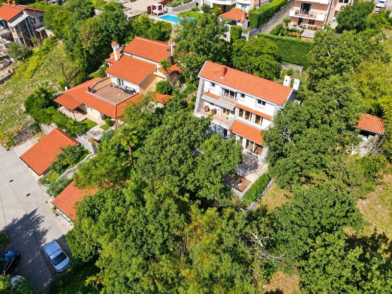 Légi felvétel a házról és az ingatlanról