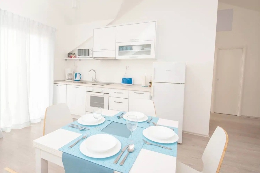 A felső apartmanban étkezőasztallal ellátott konyha