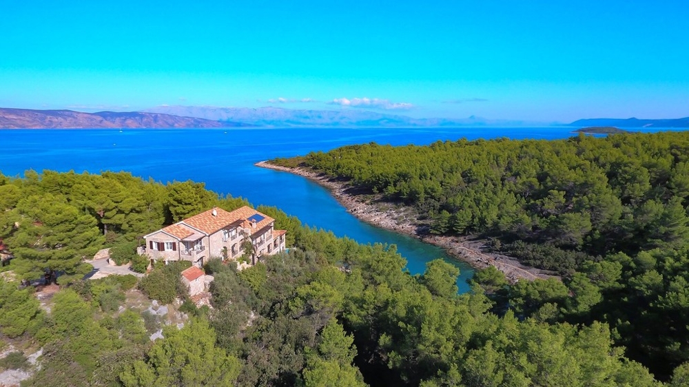 Kőház medencével egy öbölben Hvar szigetén