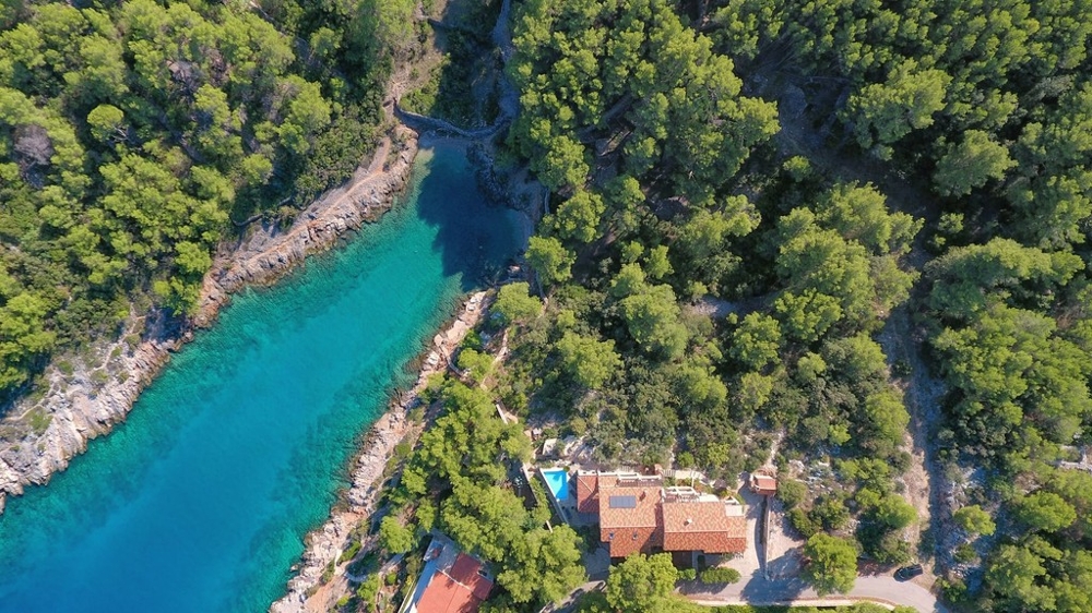 Légifelvételek az öbölre a házzal a fenyvesben