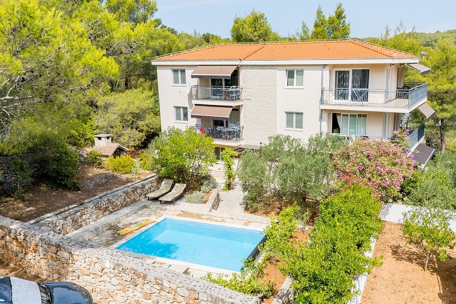 Villa medencével és hat apartmannal Hvar szigetén