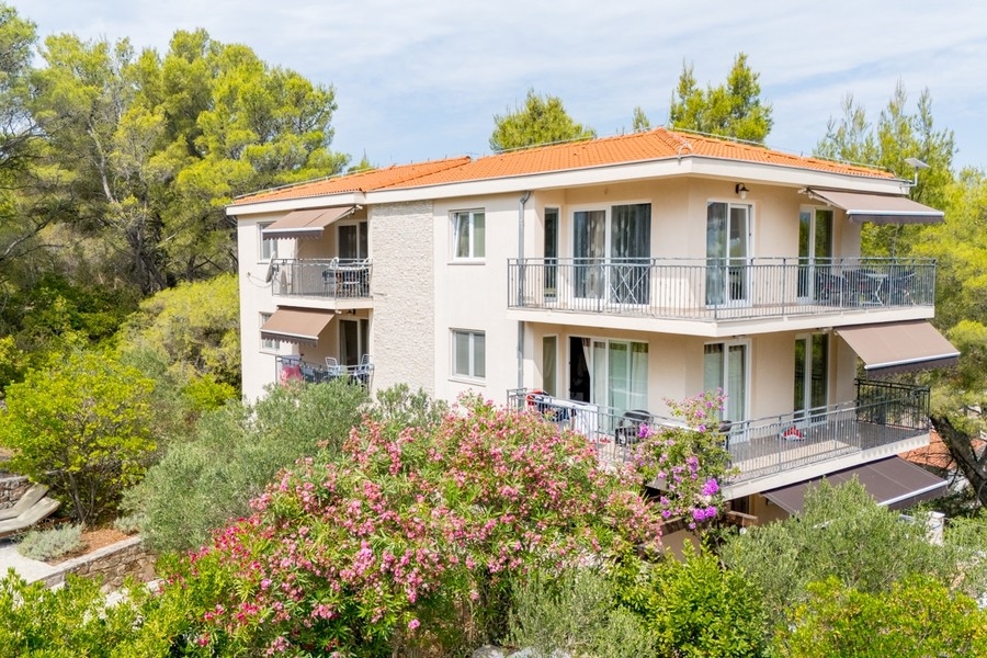 A villa kívülről erkélyekkel és kerttel