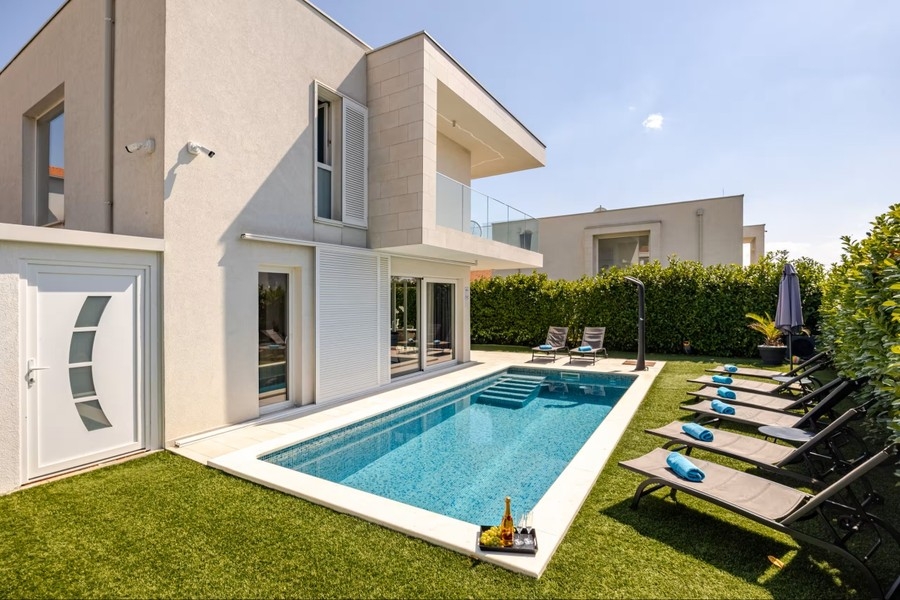 Modern villa fűtött medencével Kastel Gomilicában