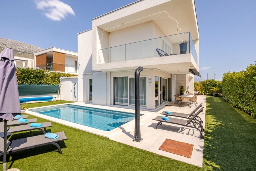 Villa medence terasszal és szabadtéri zuhanyzóval