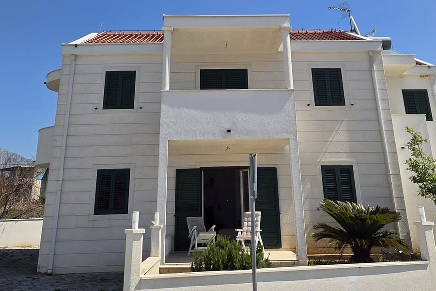 Ház négy apartmannal a tengerparton Hvar szigetén