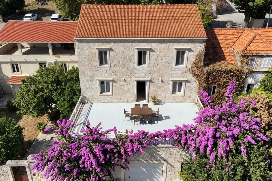 Felújított kőház vendégházzal Korcula belsejében