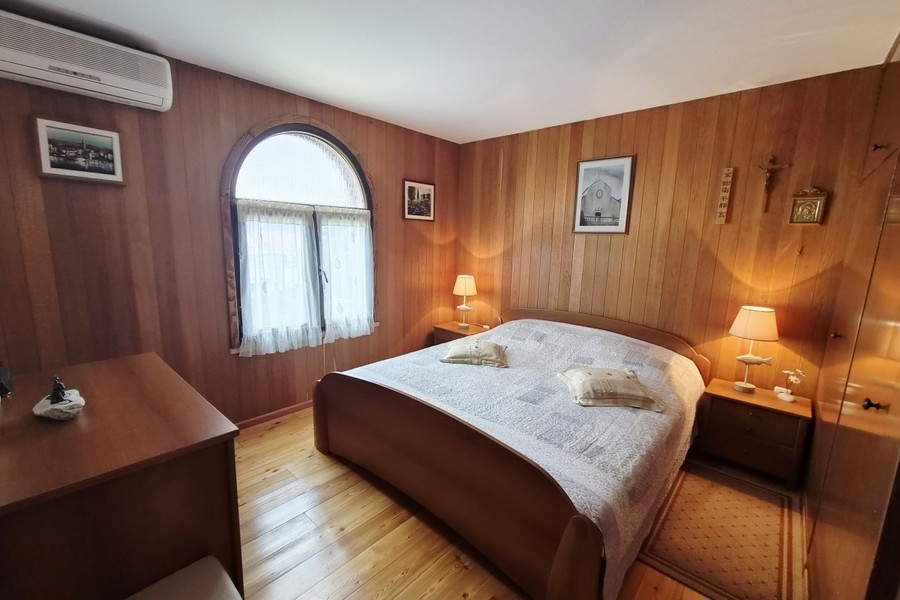 Hálószoba faburkolattal