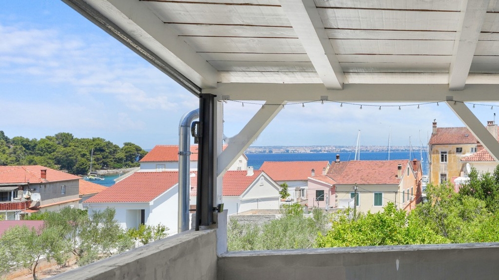 Ház három apartmannal és kilátással a tengerre Prekóban, Ugljan szigetén