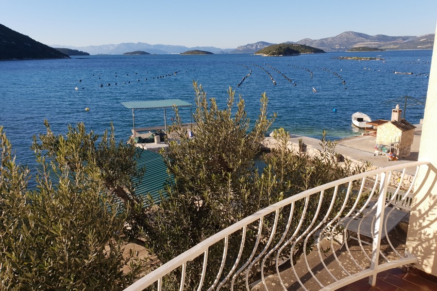 Tengerparti ház, kilátással az öbölre, Peljesac-félsziget