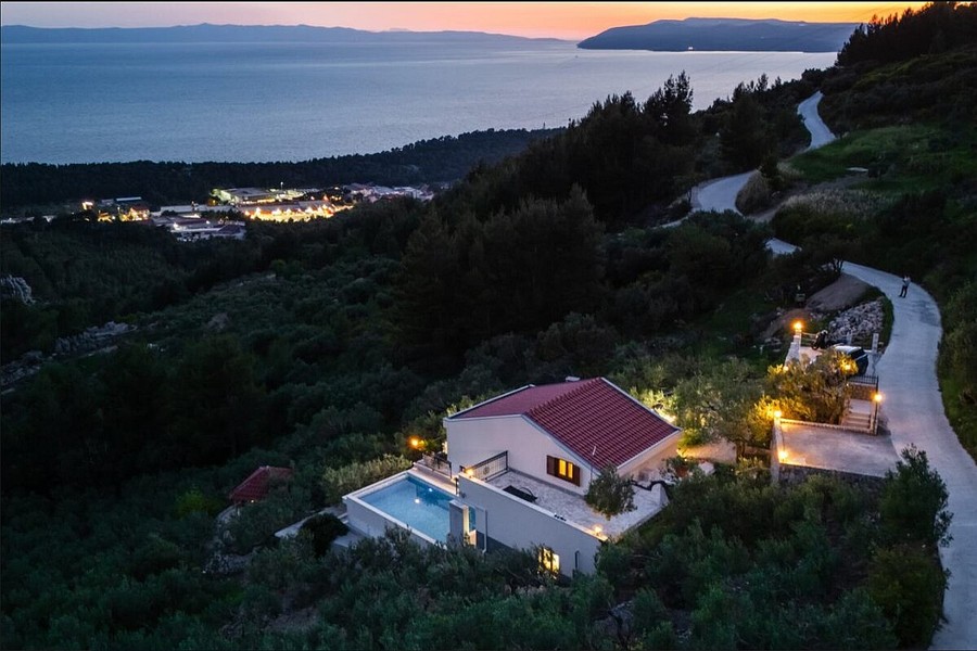 Domboldali villa esténként megvilágított medencével