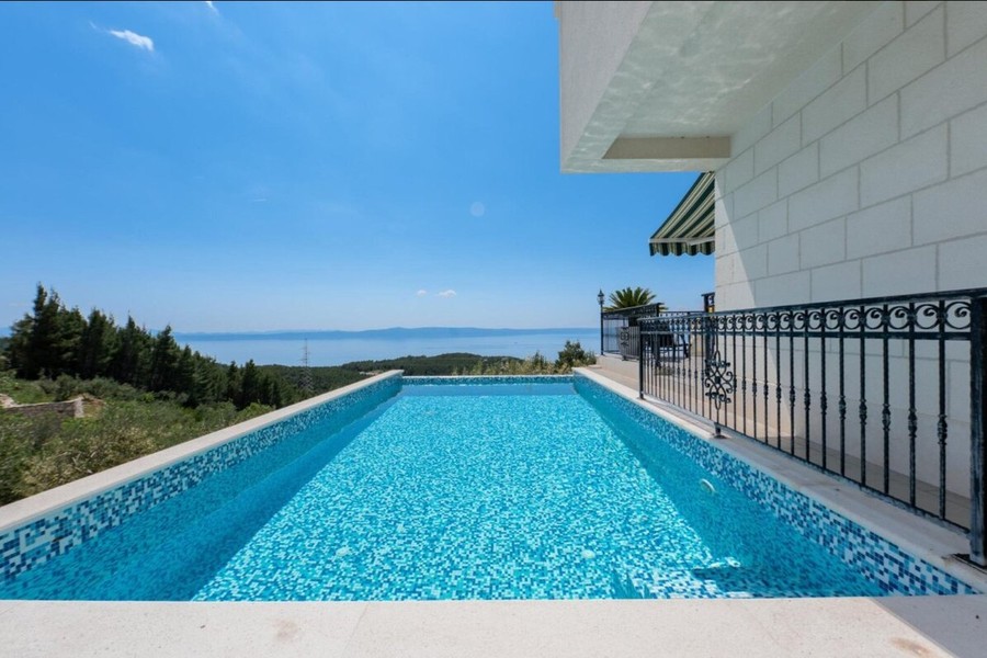 Villa végtelenített medencével és tengerre néző kilátással Makarska közelében