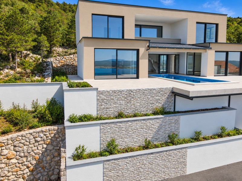 A villa teraszai természetes kőfalakkal