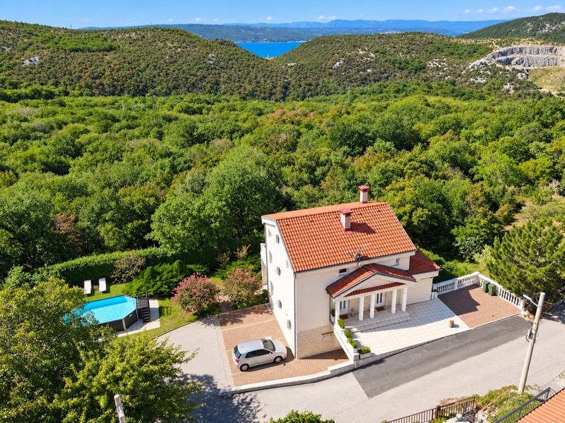 Ház három apartmannal, medencével és kerttel Crikvenica közelében
