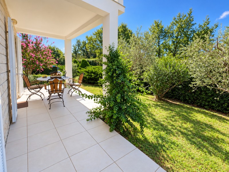 Fedett terasz kerti ülőhellyel