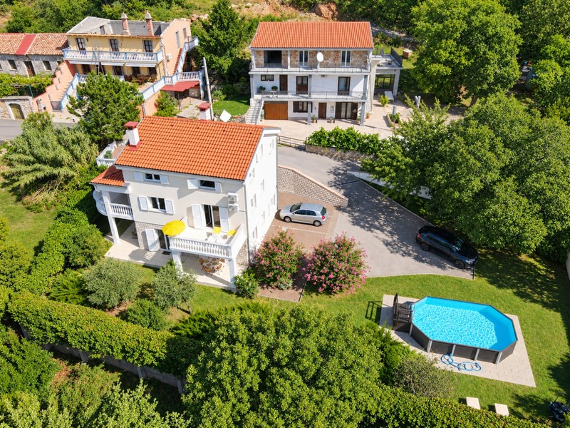 Ház medencével és kerttel a levegőből