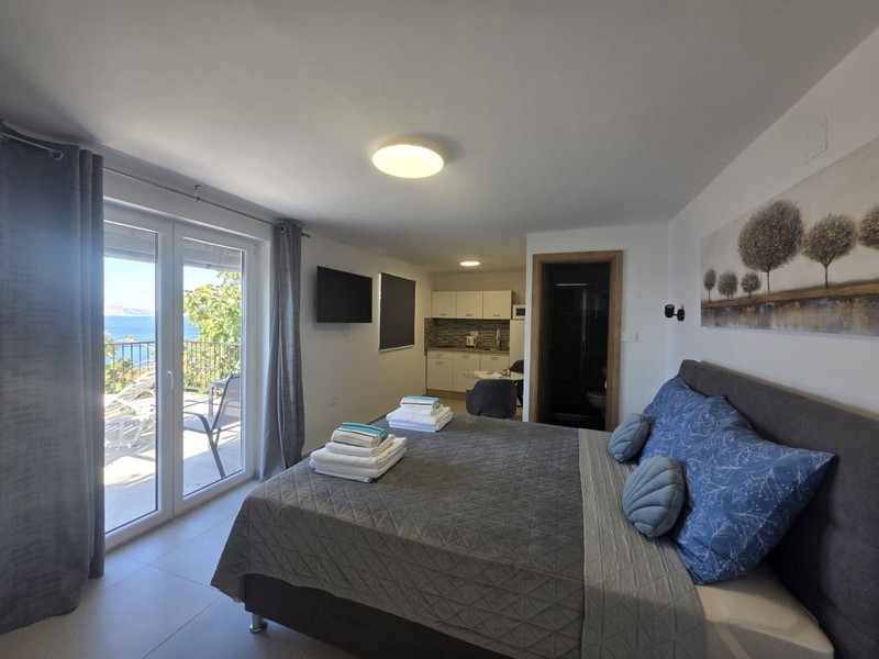Stúdió franciaággyal és teraszajtóval