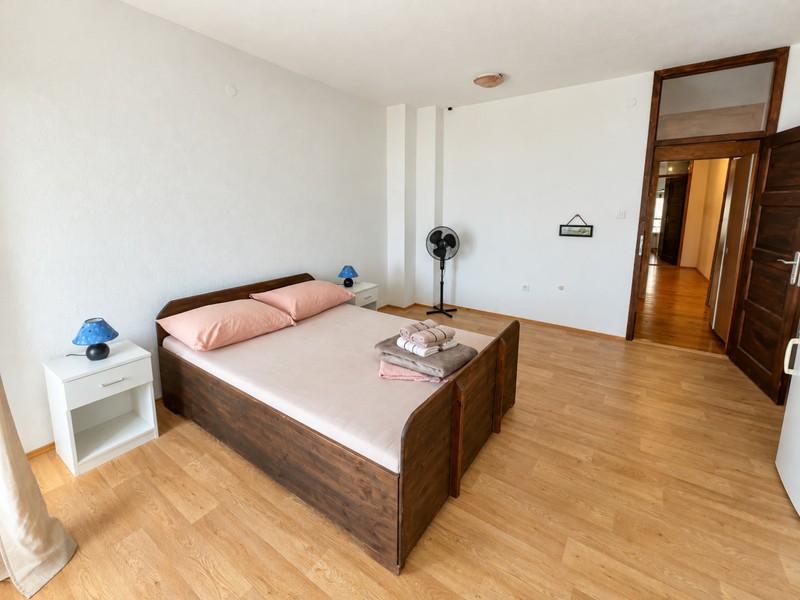 Hálószoba franciaággyal és ventilátorral