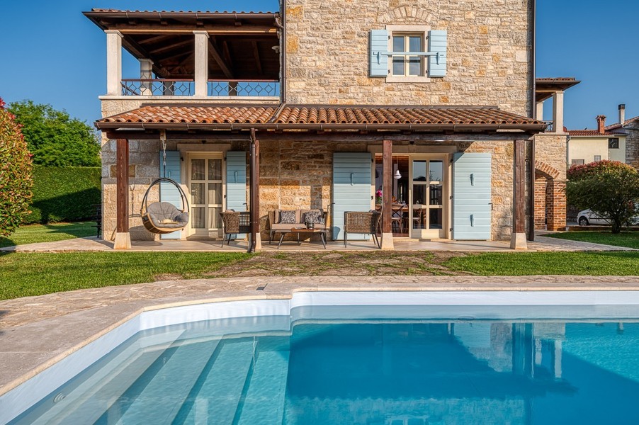 Kővilla medencével és fedett teraszzal, Visnjan, Isztria
