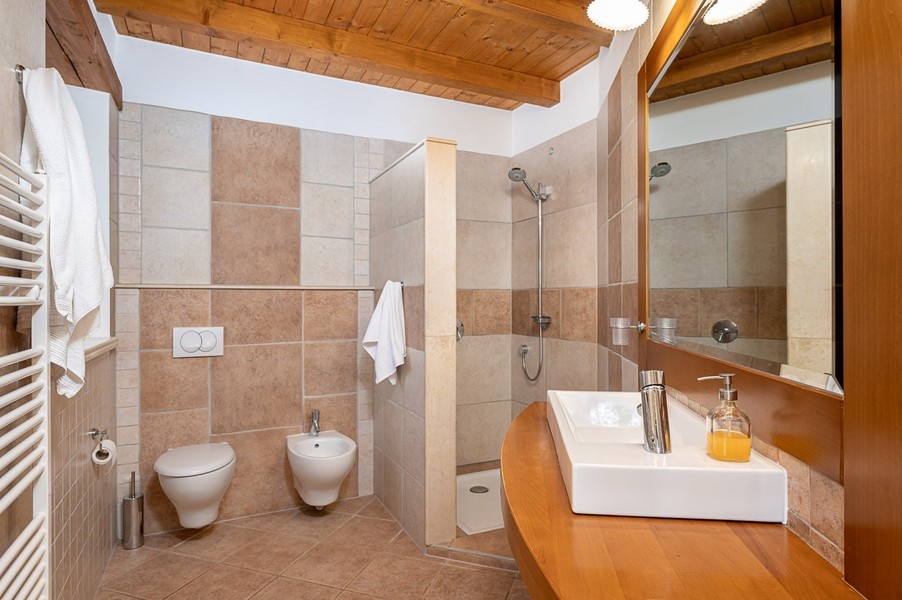 Fürdőszoba zuhanyzóval, WC-vel, bidével és mosdóval