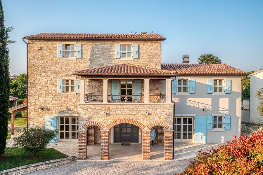 Bejárati rész téglaíveivel és az felette lévő erkéllyel