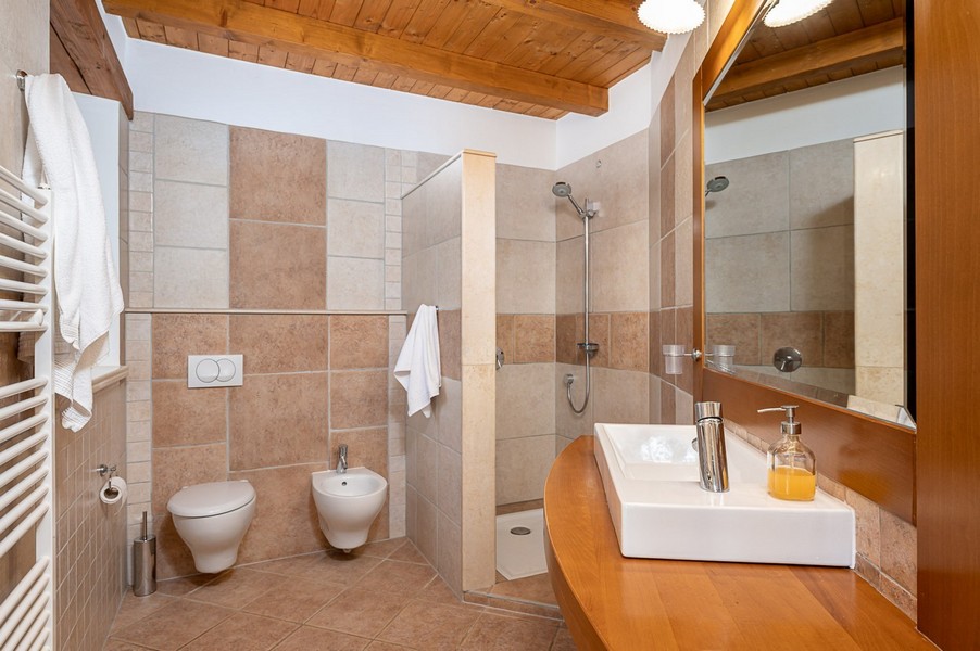 Fürdőszoba walk-in zuhanyzóval és törölközőszárítóval