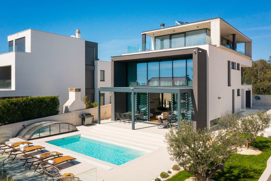 Villa medencével és kerttel Zadar közelében