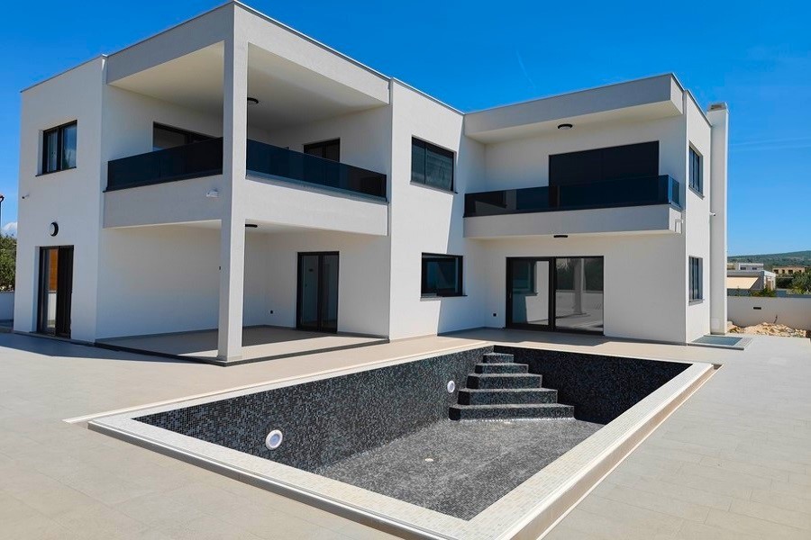 Új építésű medencés villa Primostenben