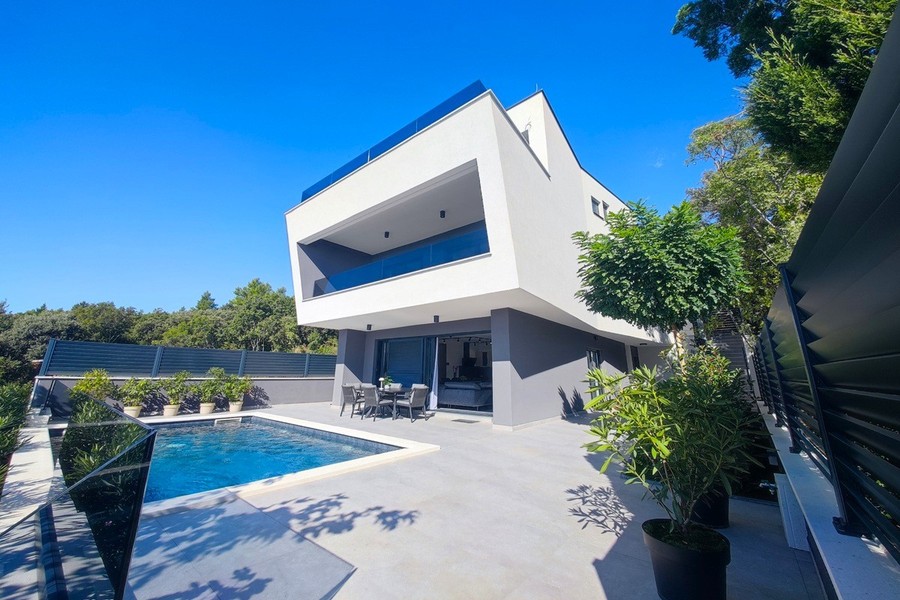 Modern villa medencével és napozóteraszszal