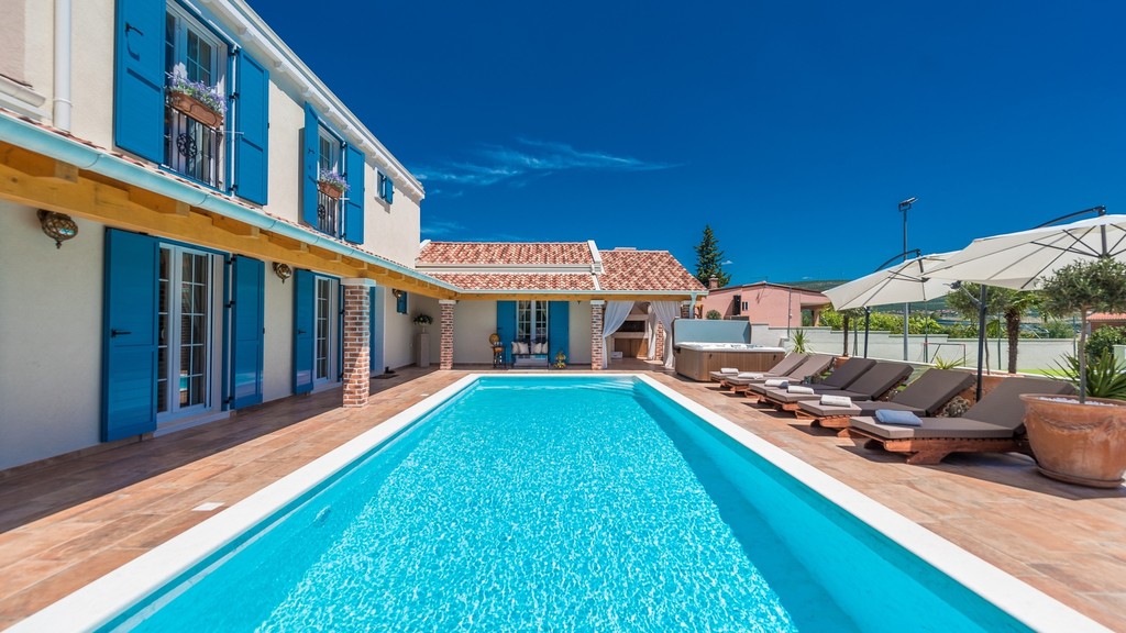 Villa hosszú medencével Karinban, Zadar közelében