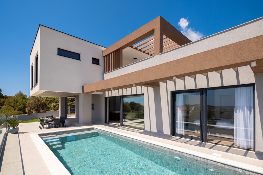 Villa medencével és teraszszal